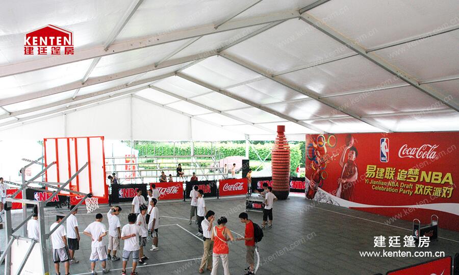 易建联追梦nba户外篮球场