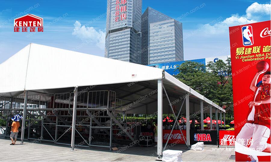 易建联追梦nba户外篮球场