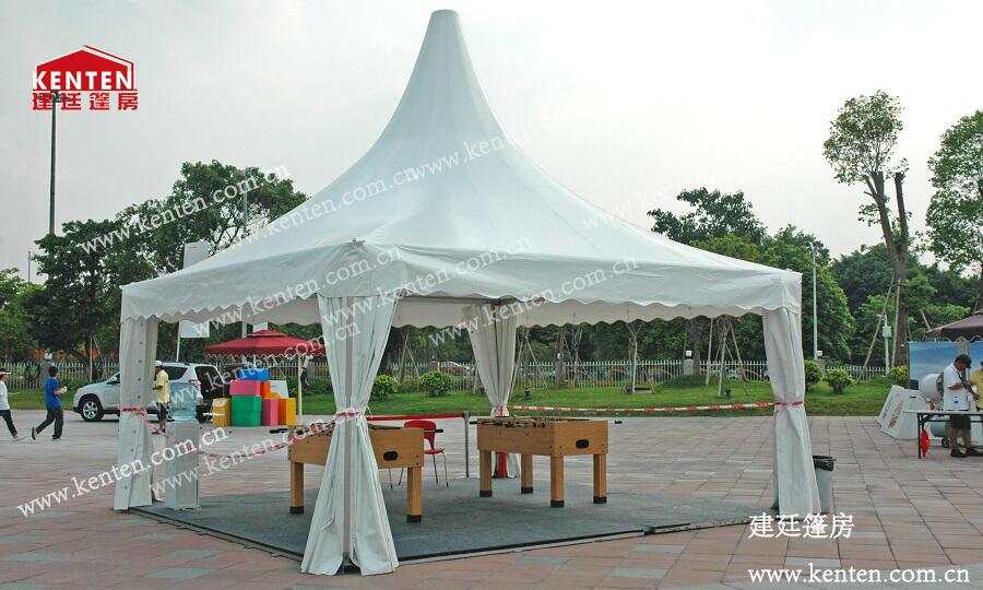 四角尖顶篷房