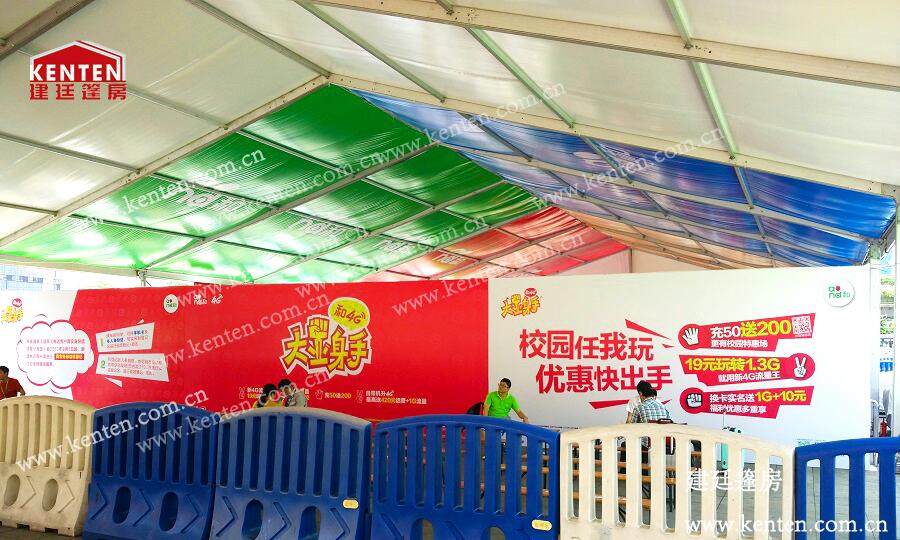 活动篷房-车站迎接大学新生